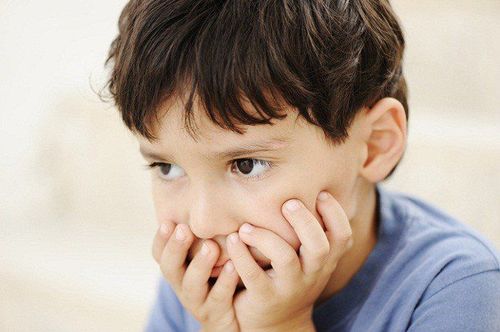 Trẻ bị động kinh kèm chậm phát triển tâm thần nhẹ cần uống thuốc gì?