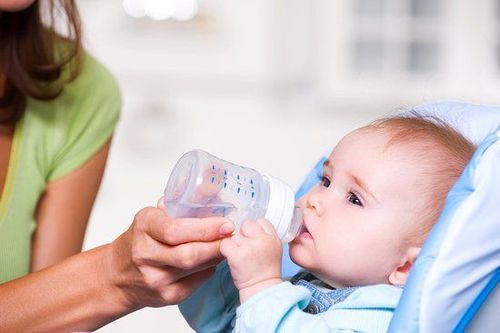 Có nên cho trẻ sơ sinh uống nước?