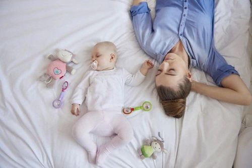 Ngủ chung giường với trẻ lại làm tăng nguy cơ đột tử