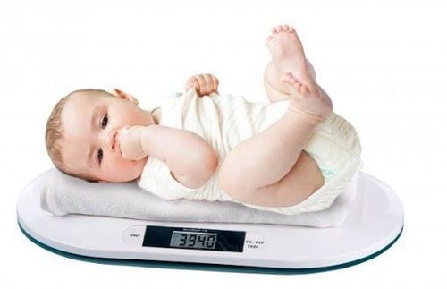 Trẻ sơ sinh 3 tháng tuổi được 5.2 kg và dài 59cm có chậm phát triển không?