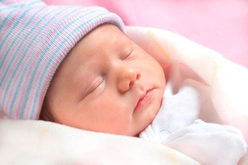 Trẻ sơ sinh bị giảm thính lực có điều trị khỏi được không?