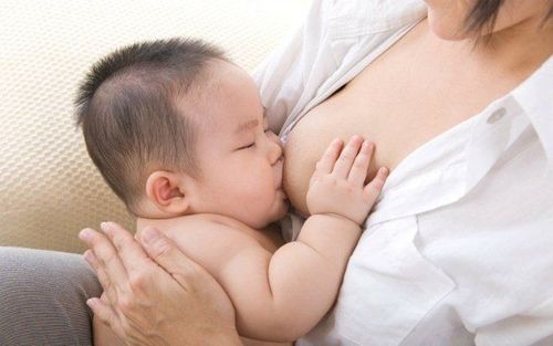 
Nuôi con bằng sữa mẹ giúp bé khỏe mạnh hơn
