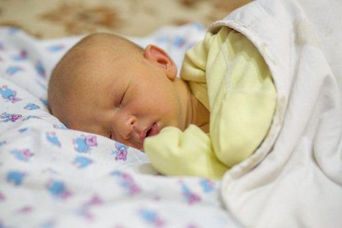 Trẻ sinh non có nhiều khả năng bị vàng da hơn trẻ sinh đủ tháng