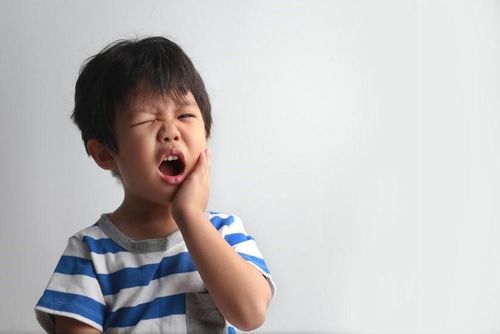 Trẻ mọc răng ở chỗ răng sâu và chân răng chưa hết có sao không?