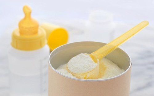 Nếu trẻ bị dị ứng sữa bò bạn có thể thay đổi loại sữa công thức khác cho trẻ