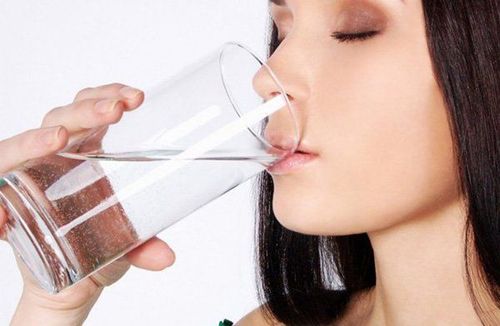 Uống đủ nước để giúp ngăn ngừa táo bón sau khi sinh