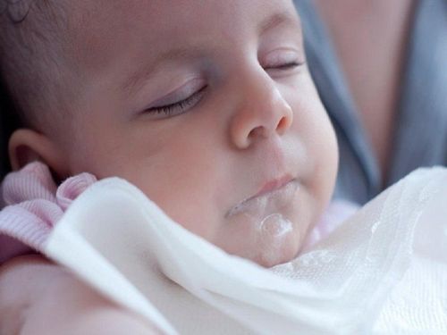 Làm thế nào khi trẻ sơ sinh gần 3 tháng thi thoảng bị ho, bú hay trớ dạng nhớt, nhầy, mũi khò khè?