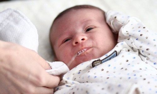Trẻ 3 tháng tuổi nôn trớ sau khi bú có sao không?
