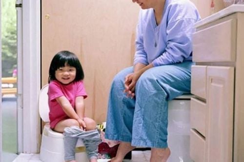 
Việc ở nhà suốt 3 ngày để quan sát mọi cử động và giúp bé ngồi bô sẽ khiến bạn vô cùng mệt mỏi
