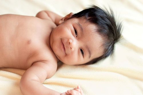 Trẻ 3 tháng khó ngủ, ho khan khi bú, hắt hơi, gỉ mũi đặc quánh là bệnh gì?