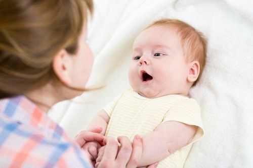 Trẻ 21 tuần tuổi đã bắt đầu biết trò chuyện