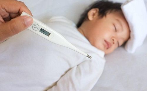 Trẻ có thể gặp tình trạng sốt cao co giật khi lạm dụng thuốc kháng histamin
