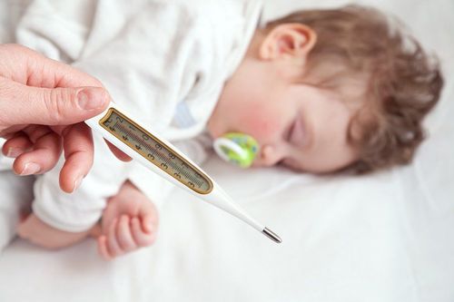 Trẻ 13 tháng tuổi dễ ốm, sốt, hiện tại đang mọc răng và bị viêm họng, xét nghiệm máu chưa tìm ra nguyên nhân phải làm sao?