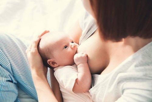 Nuôi con bằng sữa mẹ có thể chống lại một số triệu chứng dị ứng, song nhà khoa học vẫn chưa khẳng định khả năng bảo vệ bé khỏi dị ứng thực phẩm cụ thể