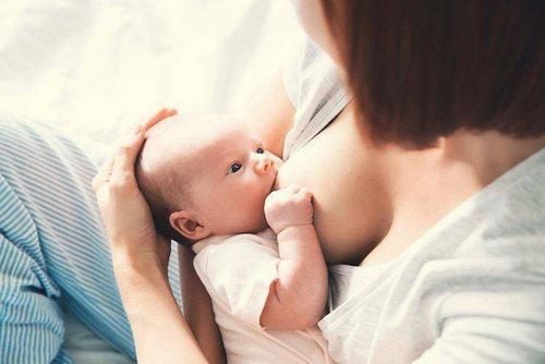 Mang thai bị cổ sưng, mắt lồi liệu sau sinh con có cho con bú sữa mẹ được không?