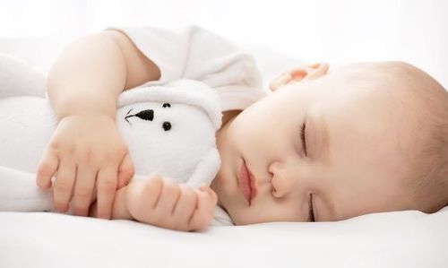 Trẻ 2 tháng tuổi ngủ trung bình từ 14 đến 16 giờ mỗi ngày