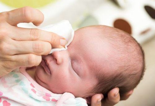 Diagnosis and treatment of conjunctivitis due to occlusion of the lacrimal gland in neonates