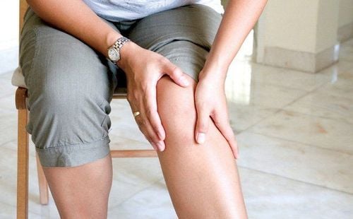 Đau và yếu cơ lan từ tay xuống chân là dấu hiệu của bệnh gì và điều trị thế nào?
