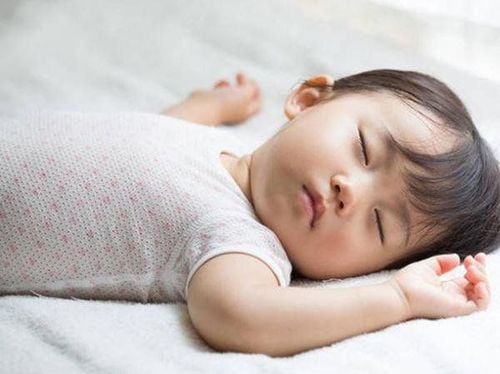 Cha mẹ nên luyện ngủ cho trẻ trong một không gian yên tĩnh