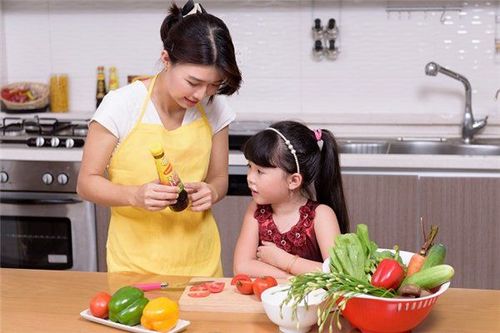 
Để thu hút sự chú ý của trẻ hơn nữa, bạn có thể khuyến khích trẻ giúp chuẩn bạn bị đồ ăn
