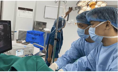 Các bác sĩ trong một buổi thực hiện đốt sóng cao tần nhân tuyến giáp dưới hướng dẫn của siêu âm tại Bệnh viện Đa khoa Quốc tế Vinmec Central Park