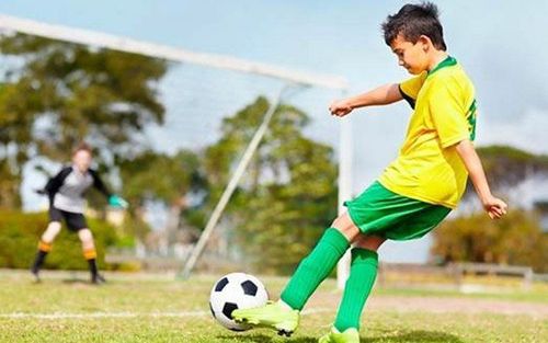 Guidelines for eating and drinking for children who love to play sports