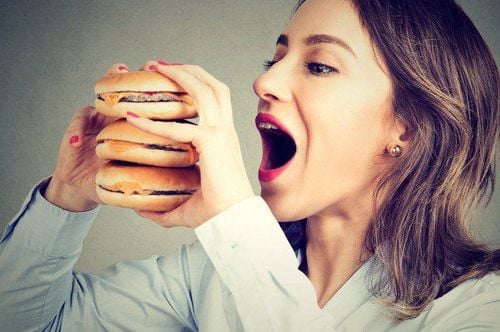 
Carbs và đường trong thức ăn nhanh và thực phẩm chế biến sẵn có thể làm tăng axit trong miệng làm hỏng men răng
