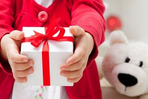 How to teach your child to say thank you and be polite when receiving gifts