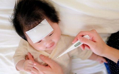 Bé 10 tháng tuổi sốt và nổi ban đỏ là dấu hiệu của bệnh gì?