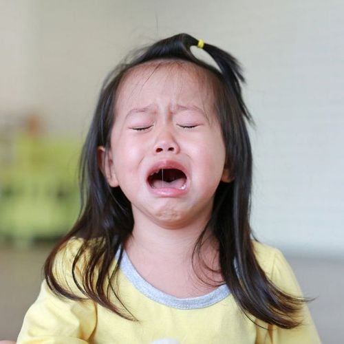 Bé 4 tuổi có các chấm đỏ quanh vùng da mắt khi khóc là do đâu và xử lý thế nào?