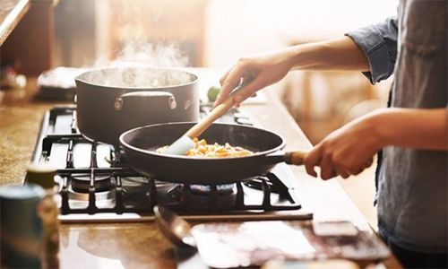 At what temperature is it safe to cook protein-rich foods such as meat, fish, and eggs?