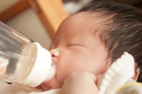 
Parents should not let their children sleep while they are still breastfeeding
