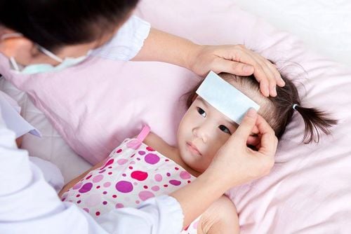 Bé 2 tuổi bị sốt về tối, cao nhất 39 độ nhưng ban ngày bình thường có sao không?