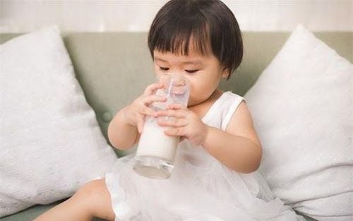 Bé hơn 1 tuổi đang uống sữa Meiji đi ngoài 3 lần một ngày có sao không?