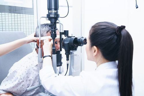 Phương pháp điều trị u đáy mắt cho người già hiệu quả