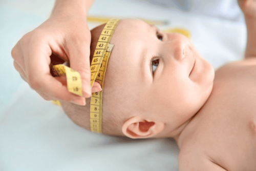 Trẻ 1 tuổi có chu vi vòng đầu 48cm vòng ngực gần 48cm có bất thường không?
