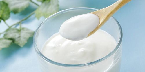 What are the benefits of eating yogurt for the skin?