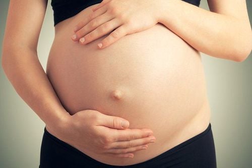 Tháo vòng nâng tử cung khi mang thai 37 tuần có khả năng sinh sớm không?