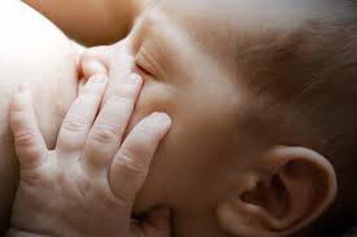 Có cách nào cho bé bú mẹ trực tiếp sau sinh mổ không?