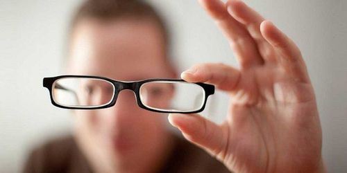 Bị lé kim và cận thị nên phẫu thuật chỉnh lác hay Lasik trước?