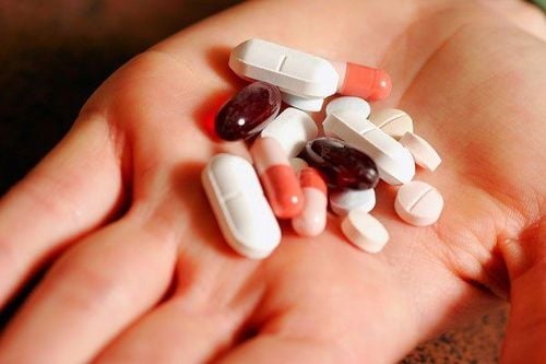 Can antibiotics be used to treat septic arthritis?