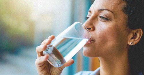 Tiêu chảy khiến cơ thể mất nước, do đó bạn cần uống nhiều nước