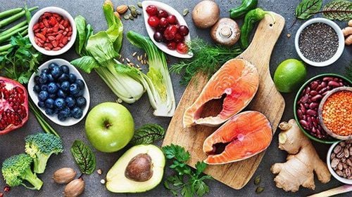 
Bạn nên tiêu thụ những thực phẩm giàu chất xơ, ít cholesterol và có hàm lượng chất béo bão hòa thấp
