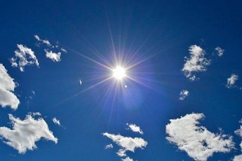 Bạn không nên tắm nắng bằng cách đứng cạnh cửa sổ nơi có ánh sáng mặt trời chiếu và