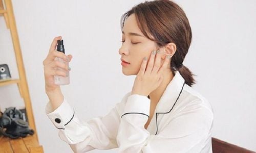 
Xịt khoáng giúp lớp makeup trở lên hoàn hảo, tự nhiên hơn đặc biệt là lâu trôi hơn
