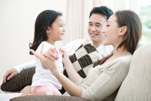 
Hãy tương tác và nói chuyện trung thực với con bạn về những gì bạn đang trải qua
