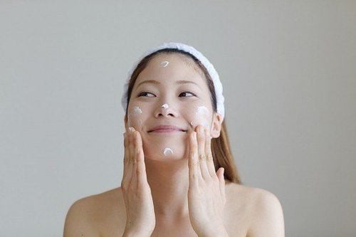 
Khi dùng retinol bạn cần phải dùng kem chống nắng vì vốn dĩ làn da đã nhạy cảm, khi dùng retinol sẽ càng nhạy cảm hơn
