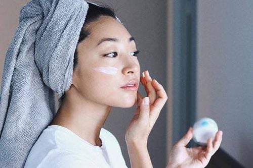 
Khi dùng retinol trong thời gian đầu thì bạn chỉ nên sử dụng 1 tuần/lần
