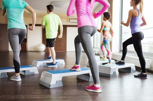 
Tập aerobic cần trải qua các bước quan trọng trong đó có khởi động
