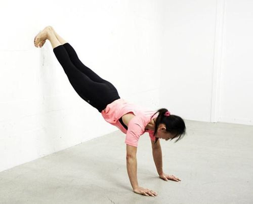 
Động tác chống đẩy hít đất Feet on the wall pushup
